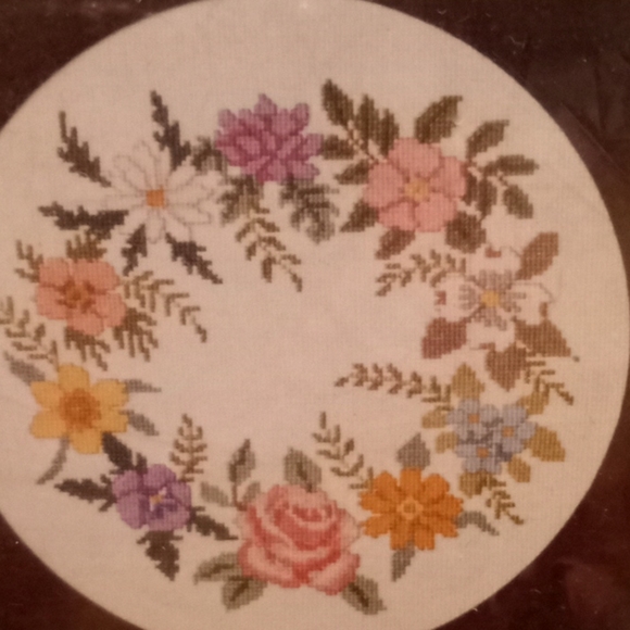 🥰🆕️❤ small counted cross stitch Circle - Picture 2 of 4